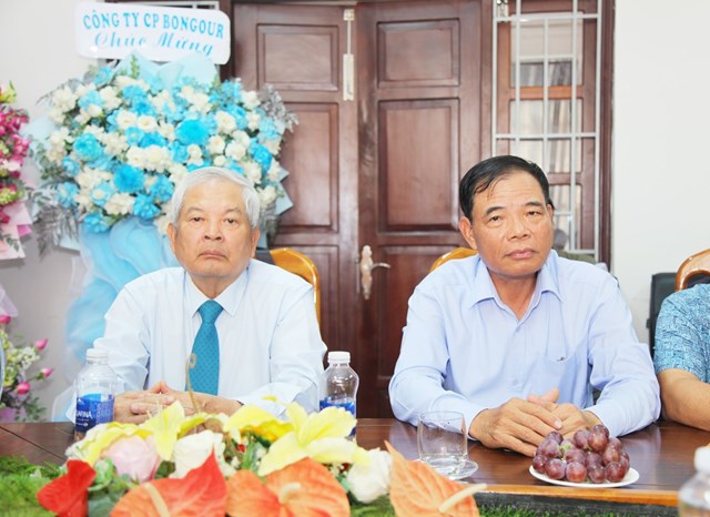 &Ocirc;ng Phạm Kh&ocirc;i Nguy&ecirc;n &ndash; Chuy&ecirc;n gia T&agrave;i nguy&ecirc;n v&agrave; M&ocirc;i trường, nguy&ecirc;n Bộ trưởng Bộ T&agrave;i nguy&ecirc;n v&agrave; M&ocirc;i trường (b&ecirc;n tr&aacute;i); &ocirc;ng Nguyễn Xu&acirc;n Cường &ndash; Chuy&ecirc;n gia N&ocirc;ng nghiệp, nguy&ecirc;n Bộ trưởng Bộ N&ocirc;ng nghiệp v&agrave; Ph&aacute;t triển n&ocirc;ng th&ocirc;n (b&ecirc;n phải) tham dự Lễ khai trương văn ph&ograve;ng