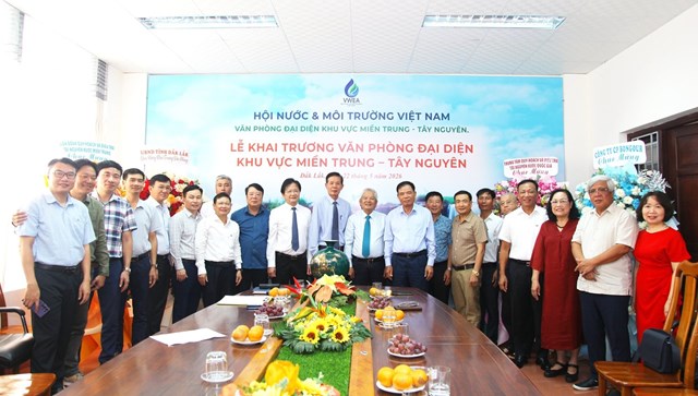 C&aacute;c đại biểu chụp ảnh lưu niệm tại lễ khai trương văn ph&ograve;ng