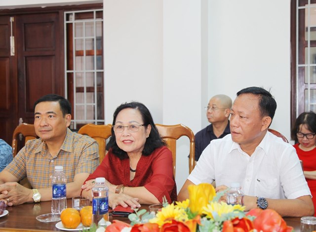 &Ocirc;ng Tống Ngọc Thanh &ndash; Ph&oacute; Chủ tịch ki&ecirc;m Tổng Thư k&yacute; Hội Nước v&agrave; M&ocirc;i trường Việt Nam, nguy&ecirc;n Tổng Gi&aacute;m đốc Trung t&acirc;m Quy hoạch v&agrave; Điều tra t&agrave;i nguy&ecirc;n nước Quốc gia; b&agrave; Phạm Thị Xu&acirc;n &ndash; Ph&oacute; Chủ tịch Thường trực Hội Nước v&agrave; M&ocirc;i trường Việt Nam (từ phải qua) tham dự lễ khai trương văn ph&ograve;ng