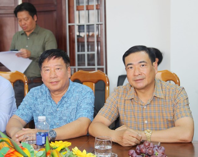 &Ocirc;ng Nguyễn Th&aacute;i Lai &ndash; Chuy&ecirc;n gia T&agrave;i nguy&ecirc;n nước, nguy&ecirc;n Thứ trưởng Bộ T&agrave;i nguy&ecirc;n v&agrave; M&ocirc;i trường (b&ecirc;n tr&aacute;i), &ocirc;ng Nguyễn Văn To&agrave;n &ndash; Ph&oacute; Chủ tịch Hội Nước v&agrave; M&ocirc;i trường Việt Nam, Tổng Bi&ecirc;n tập Tạp ch&iacute; M&ocirc;i trường v&agrave; Cuộc sống (b&ecirc;n phải) tại lễ khai trương văn ph&ograve;ng