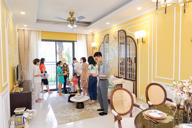 Kh&aacute;ch h&agrave;ng tham quan nh&agrave; mẫu dự &aacute;n Hanoi Melody Residences