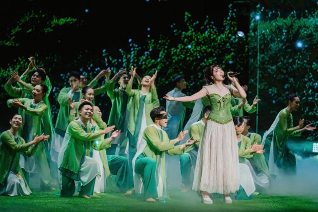 Ca sĩ Pia Linh (c&ugrave;ng nh&oacute;m nhạc Oplus) thể hiện ca kh&uacute;c "M&atilde;i nương tựa b&ecirc;n Người" - một điểm nhấn đặc biệt tại true Concert &ldquo;T&igrave;nh đất&rdquo;.