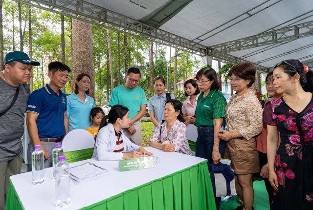Người d&acirc;n được c&aacute;c b&aacute;c sĩ trực tiếp tư vấn c&aacute;c chế độ dinh dưỡng ph&ugrave; hợp. &nbsp;