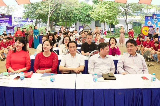 Ban giám hiệu nhà trường cùng đại biểu khách mời tham gia Ngày hội Steam Robotics tại Trường tiểu học Lý Thái Tổ