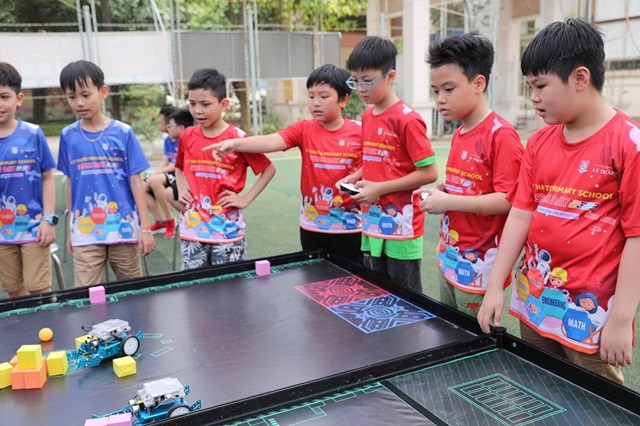 STEAM robotics là một bộ môn lập trình cơ bản dành cho các em từ bậc tiểu học trở lên.