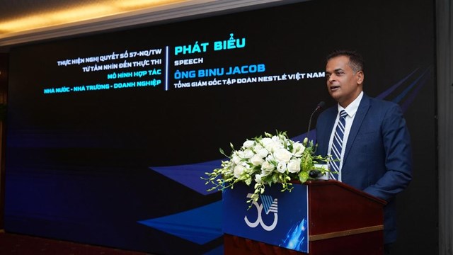 &Ocirc;ng Binu Jacob, Tổng Gi&aacute;m đốc Nestl&eacute; Việt Nam nhấn mạnh Nestl&eacute; tin v&agrave;o sức mạnh của tuổi trẻ, đổi mới s&aacute;ng tạo v&agrave; chuyển đổi số &nbsp;