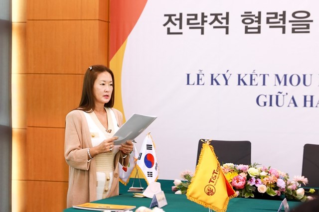 Bà Kim Ju Won, Phó Chủ tịch DB Group phát biểu tại lễ ký kết hợp tác chiến lược.