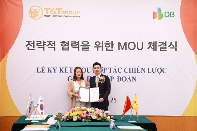 Bà Kim Ju Won, Phó Chủ tịch DB Group và ông Đỗ Vinh Quang, Phó Chủ tịch T&T Group trao đổi thỏa thuận hợp tác chiến lược giữa 2 tập đoàn.