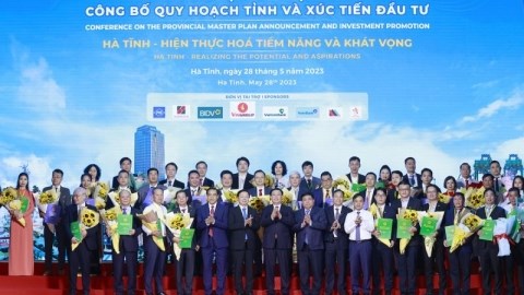 Tại hội nghị xúc tiến đầu tư, Tập đoàn FPT nhận biên bản ghi nhớ nghiên cứu đầu tư dự án Tổ hợp giáo dục tại tỉnh Hà Tĩnh, với tổng vốn đăng ký 500 tỷ đồng.