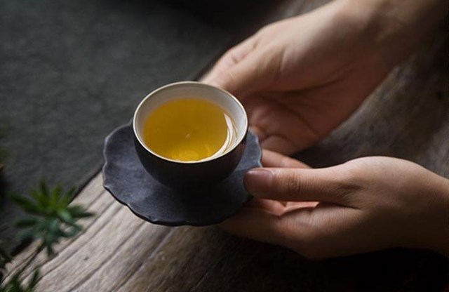 Mỗi giống trà có đặc điểm riêng biệt về thành phần hóa học, quyết định sự khác biệt về hương vị và màu sắc nước trà.