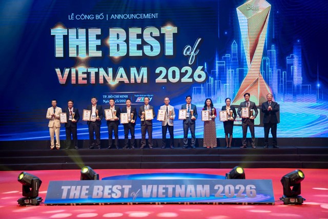 &Ocirc;ng Phạm Vinh Sơn, Gi&aacute;m đốc C&ocirc;ng ty Cổ phần C&ocirc;ng nghệ Ph&acirc;n b&oacute;n Xanh (Greenma) nhận giải thưởng (thứ 5 từ tr&aacute;i sang) &nbsp;