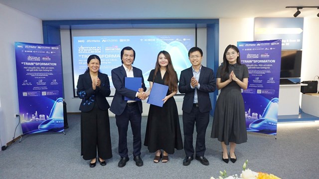 Đơn vị tổ chức trao bi&ecirc;n bản ghi nhớ tại lễ c&ocirc;ng bố chương tr&igrave;nh &nbsp;