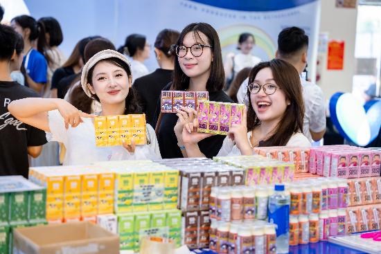 C&aacute;c hoạt động tương t&aacute;c đổi qu&agrave; diễn ra xuy&ecirc;n suốt, thu h&uacute;t sự quan t&acirc;m của nhiều kh&aacute;ch tham quan (Ảnh: Duy Cường). &nbsp;