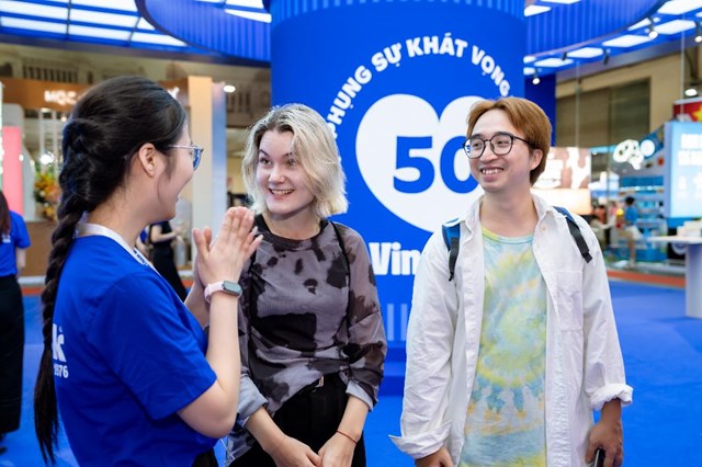 Anh Giang b&agrave;y tỏ sự ấn tượng khi tham quan gian h&agrave;ng Vinamilk tại chuỗi triển l&atilde;m chuy&ecirc;n ng&agrave;nh sữa 2026 (Ảnh: Duy Cường). &nbsp;
