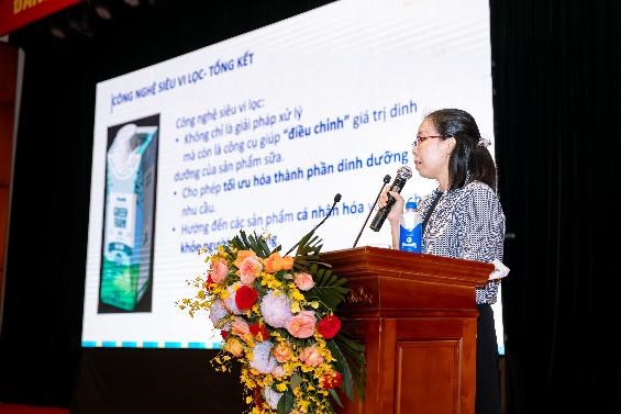 B&agrave; B&ugrave;i Thị Thu Ho&agrave;i &ndash; Gi&aacute;m đốc Nghi&ecirc;n cứu v&agrave; Ph&aacute;t triển sản phẩm Vinamilk chia sẻ về những đột ph&aacute; trong c&ocirc;ng nghệ sản xuất v&agrave; đ&oacute;ng g&oacute;i sữa (Ảnh: Duy Cường). &nbsp;
