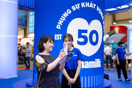 Kh&aacute;ch tham quan tương t&aacute;c tại khu vực &ldquo;tr&aacute;i tim phụng sự&rdquo; để kh&aacute;m ph&aacute; c&acirc;u chuyện 50 năm của Vinamilk (Ảnh: Duy Cường). &nbsp;