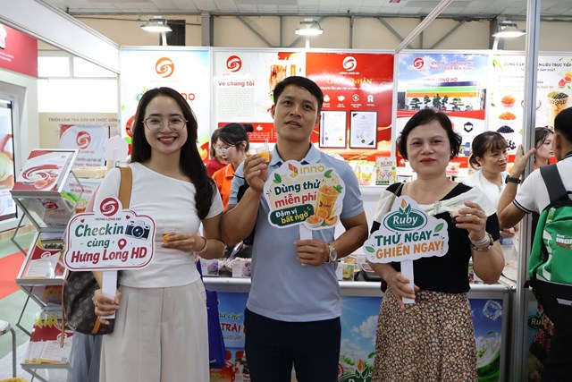 Kh&aacute;ch h&agrave;ng đến trải nghiệm tại gian h&agrave;ng của Hưng Long HD (Ảnh: Xu&acirc;n Thanh)
