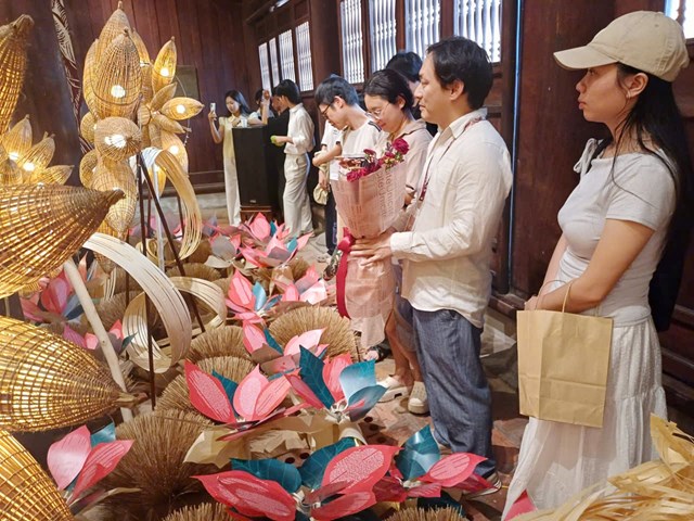 C&ocirc;ng ch&uacute;ng tham quan triển l&atilde;m