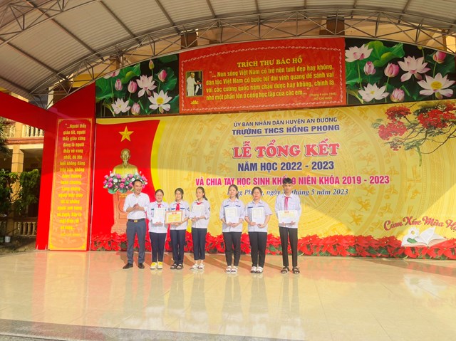 Thầy HT Nguyễn Mạnh Hùng khen thưởng cho các tập thể lớp đạt danh hiệu Lớp Tiên tiến xuất sắc, Lớp Tiên tiến, học sinh giỏi các cấp năm học 2022 - 2023.