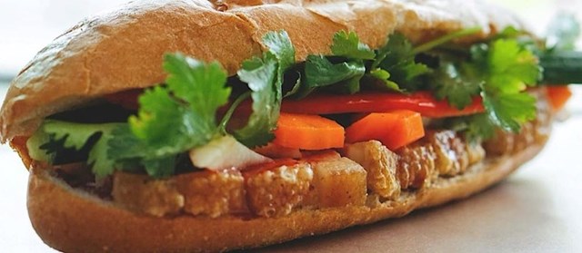 Bánh mì heo quay được giới thiệu trên TasteAtlas.