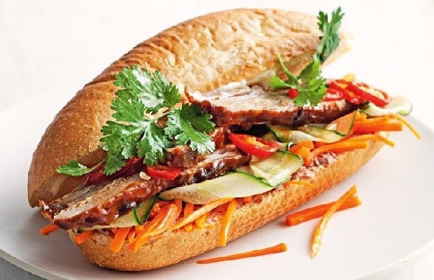 Bánh mì kẹp thịt nướng thơm phức (Ảnh: Internet)