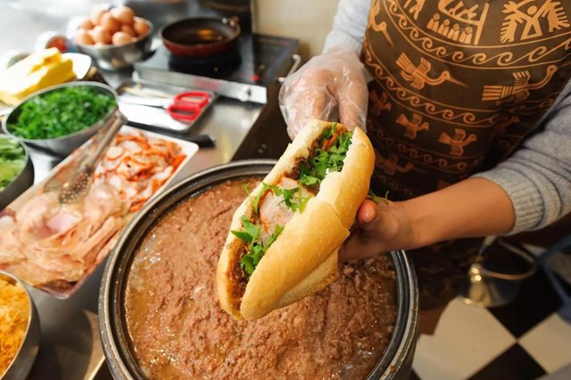 Phiên bản bánh mì phổ biến nhất bao gồm pate gan lợn, chả lụa, cà rốt bào sợi muối chua, rau mùi, sốt và một vài nguyên liệu khác. (Ảnh: Internet)