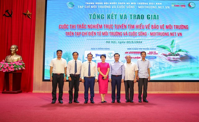 Ban tổ chức&nbsp;Cuộc thi trắc nghiệm trực tuyến T&igrave;m hiểu về bảo vệ m&ocirc;i trường tr&ecirc;n Tạp ch&iacute; điện tử M&ocirc;i trường v&agrave; Cuộc sống c&ugrave;ng đại diện Trường Đại học T&agrave;i nguy&ecirc;n v&agrave; M&ocirc;i trường H&agrave; Nội chụp ảnh lưu niệm