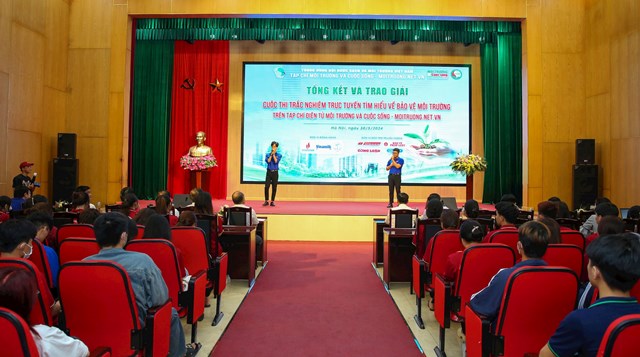 Tiết mục văn nghệ do c&aacute;c bạn sinh vi&ecirc;n của Trường Đại học T&agrave;i nguy&ecirc;n v&agrave; M&ocirc;i trường H&agrave; Nội biểu diễn