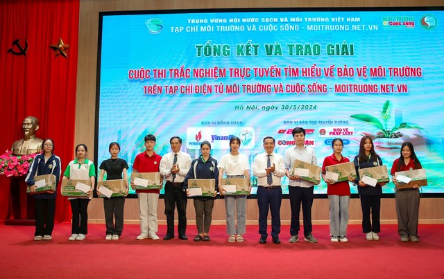 Ban tổ chức trao giải thưởng cho c&aacute;c th&iacute; sinh đạt giải trong đợt 6