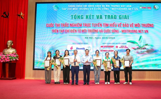 Ban tổ chức trao giấy chứng nhận cho c&aacute;c th&iacute; sinh đạt giải trong Cuộc thi