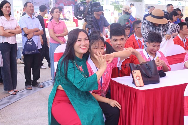 “Ngày hội kết nối nhân ái vì trẻ em”: Lan tỏa yêu thương, đồng hành cùng trẻ em yếu thế - Ảnh 2
