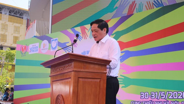 TS Trần Do&atilde;n Tiến, Tổng Bi&ecirc;n tập Tạp ch&iacute; Sức khỏe trẻ em, Trưởng Ban Tổ chức Ng&agrave;y hội ph&aacute;t biểu tại buổi lễ khai mạc.