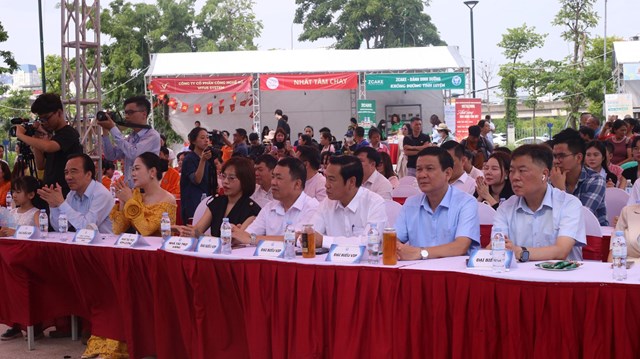 Lễ khai mạc c&oacute; sự tham dự của đại diện l&atilde;nh đạo c&aacute;c bộ, ban, ng&agrave;nh, tổ chức x&atilde; hội, doanh nghiệp.