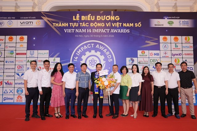 Chủ tịch C&ocirc;ng đo&agrave;n EVNNPC c&ugrave;ng l&atilde;nh đạo c&aacute;c Ban chuy&ecirc;n m&ocirc;n chụp ảnh lưu niệm với Tổng Gi&aacute;m đốc Nguyễn Đức Thiện sau khi nhận giải thưởng &ldquo;L&atilde;nh đạo S&aacute;ng tạo v&agrave; Chuyển đổi số&rdquo; &nbsp;