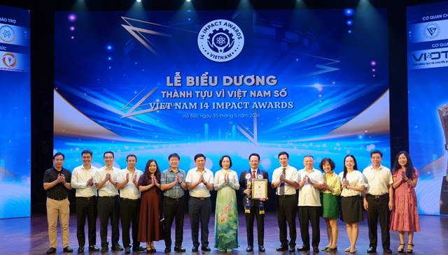 Đo&agrave;n EVNNPC chụp h&igrave;nh lưu niệm c&ugrave;ng với b&agrave; Nguyễn Thị Thanh, Ủy vi&ecirc;n Trung ương Đảng, Ph&oacute; Chủ tịch Quốc hội kh&oacute;a XVI &nbsp;
