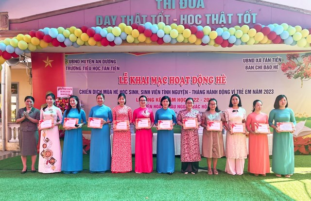 B&agrave; Trịnh Thị Hải L&yacute; - PCT UBND x&atilde; trao phần thưởng cho c&aacute;c c&ocirc; gi&aacute;o đạt th&agrave;nh t&iacute;ch cao trong năm học 2022- 2023.
