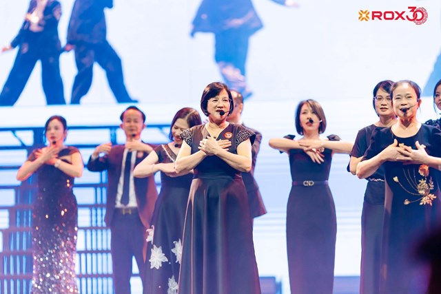 Những gương mặt gắn b&oacute; nhiều năm với ROX c&ugrave;ng hội tụ tr&ecirc;n s&acirc;n khấu tuổi 30, mang theo c&acirc;u chuyện về sự tận t&acirc;m v&agrave; đồng h&agrave;nh bền bỉ.&nbsp; &nbsp;