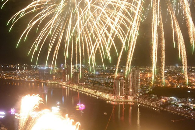 Tầm view pháo hoa “đỉnh nóc kịch trần” từ tổ hợp Sun Symphony Residence soi bóng sông Hàn - Ảnh 2