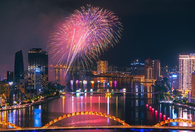 Tầm view pháo hoa “đỉnh nóc kịch trần” từ tổ hợp Sun Symphony Residence soi bóng sông Hàn - Ảnh 6