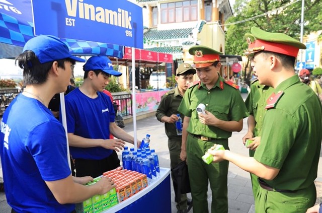 C&aacute;c chiến sĩ C&ocirc;ng an nh&acirc;n d&acirc;n t&igrave;m hiểu sản phẩm dinh dưỡng Vinamilk. Ảnh: Vi Nam