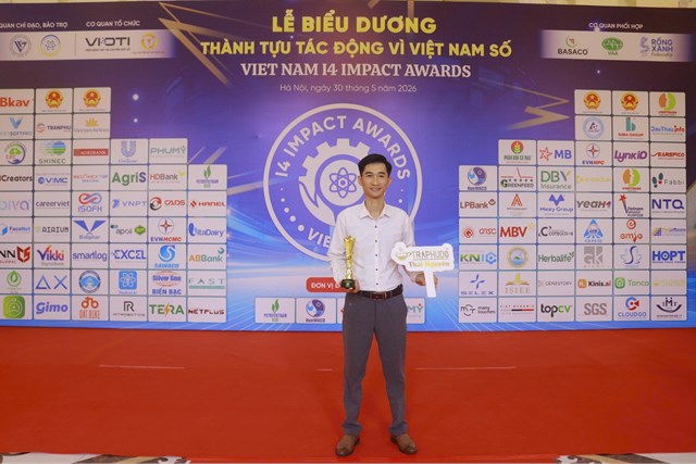 Anh Ho&agrave;ng Văn Tuấn - Gi&aacute;m đốc HTX Tr&agrave; an to&agrave;n Ph&uacute; Đ&ocirc; nhận c&uacute;p v&agrave; chứng nhận ở hai hạng mục: Ti&ecirc;n phong ứng dụng than sinh học v&agrave; khoa học - kỹ thuật v&agrave;o sản xuất ch&egrave; hữu cơ tại v&ugrave;ng đồng b&agrave;o d&acirc;n tộc thiểu số v&agrave; L&atilde;nh đạo s&aacute;ng tạo v&agrave; chuyển đổi số xuất sắc.