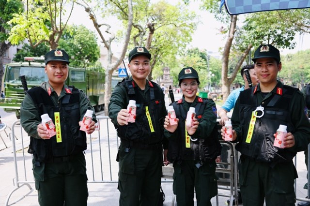 C&aacute;c chiến sĩ cảnh s&aacute;t cơ động rạng rỡ tại chương tr&igrave;nh c&ugrave;ng Vinamilk. Ảnh: Vi Nam &nbsp;