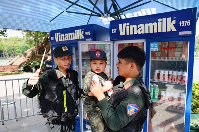 Em b&eacute; được lực lượng cảnh s&aacute;t cơ động chăm s&oacute;c, trao tặng sản phẩm dinh dưỡng Vinamilk tại chương tr&igrave;nh. Ảnh: Vi Nam &nbsp;