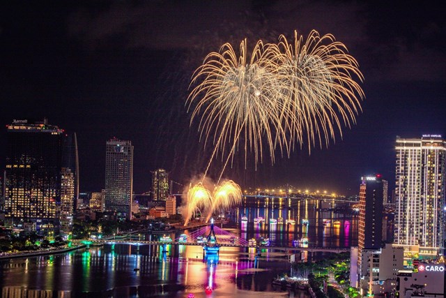 Tầm view pháo hoa “đỉnh nóc kịch trần” từ tổ hợp Sun Symphony Residence soi bóng sông Hàn - Ảnh 1