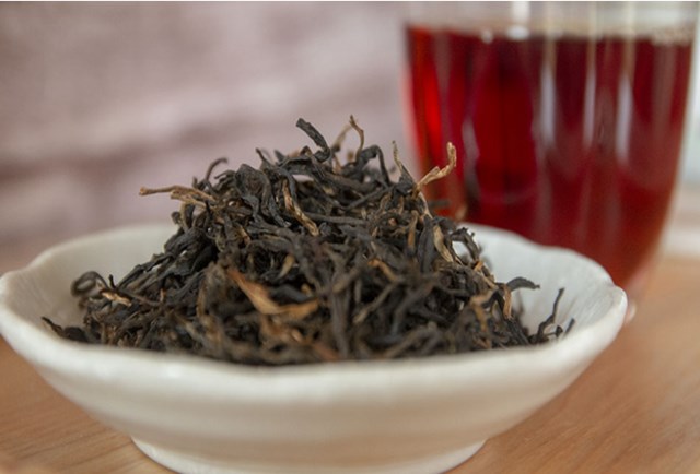 Hồng trà Shan Tuyết giàu polyphenol như EGCG, theaflavin và vitamin C, là “lá chắn sinh học” bảo vệ da khỏi gốc tự do, làm chậm lão hóa, giảm nếp nhăn và cải thiện tông da. Theaflavin còn ức chế enzym collagenase, giúp da săn chắc, căng mịn.