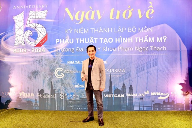 Với &ocirc;ng, tay nghề giỏi chưa đủ. Một b&aacute;c sĩ thẩm mỹ đ&uacute;ng nghĩa phải c&oacute; t&acirc;m, c&oacute; tầm v&agrave; c&oacute; tr&aacute;ch nhiệm với từng khu&ocirc;n mặt m&igrave;nh chạm đến. V&igrave; ph&iacute;a sau mỗi ca mổ kh&ocirc;ng chỉ l&agrave; lớp da, sống mũi hay kh&oacute;e m&ocirc;i &ndash; m&agrave; l&agrave; một cuộc đời đang chờ được chữa l&agrave;nh.
