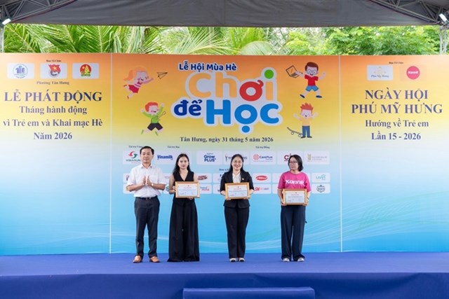 B&agrave; L&ecirc; Thị Tr&acirc;m Anh, Trưởng Bộ phận Truyền th&ocirc;ng Marketing Vinamilk (thứ 2 từ tr&aacute;i qua), nhận kỷ niệm chương của chương tr&igrave;nh. Ảnh: Vi Nam &nbsp;