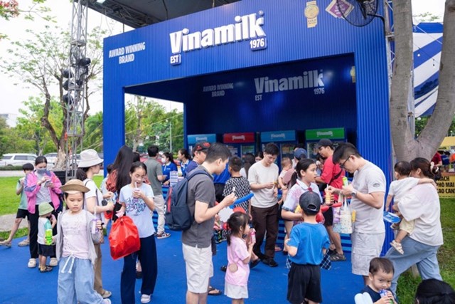 Nhiều gia đ&igrave;nh gh&eacute; thăm v&agrave; thưởng thức c&aacute;c sản phẩm dinh dưỡng Vinamilk tại kh&ocirc;ng gian trải nghiệm của thương hiệu quốc d&acirc;n n&agrave;y. Ảnh: Vi Nam. &nbsp;