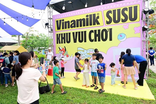 Khu vui chơi của Vinamilk với c&aacute;c tr&ograve; chơi th&uacute; vị v&agrave; những phần qu&agrave; đ&aacute;ng y&ecirc;u đặc biệt thu h&uacute;t phụ huynh v&agrave; c&aacute;c b&eacute;. Ảnh: Vi Nam &nbsp;