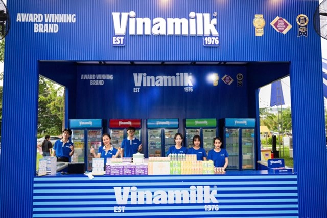 Kh&ocirc;ng gian trải nghiệm với nhiều sản phẩm dinh dưỡng đa dạng của Vinamilk sẵn s&agrave;ng ch&agrave;o đ&oacute;n c&aacute;c b&eacute; c&ugrave;ng c&aacute;c bậc phụ huynh tại Ng&agrave;y hội &ldquo;Ph&uacute; Mỹ Hưng hướng về trẻ em&rdquo;. Ảnh: Vi Nam &nbsp;